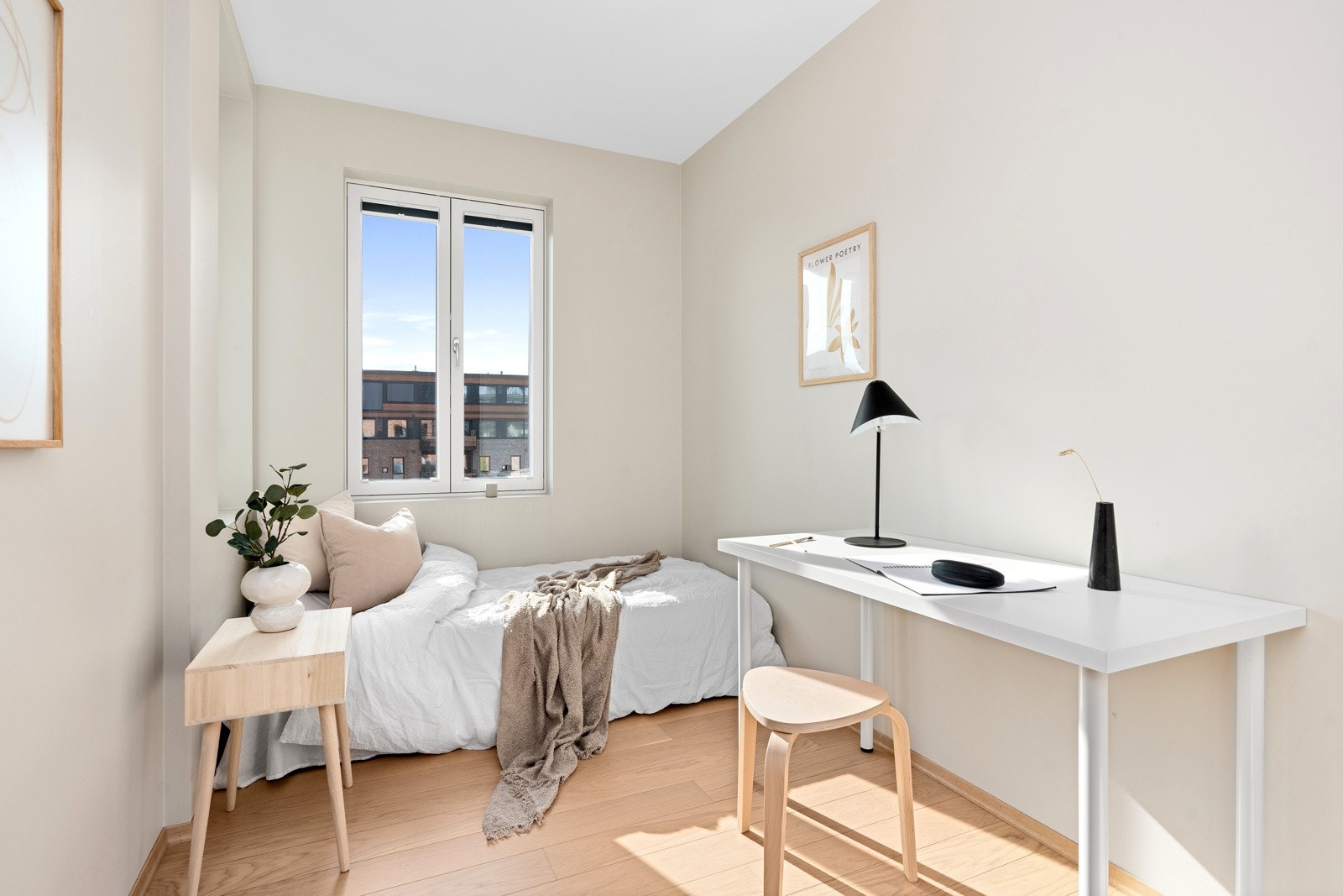 .. det andre soverommet. Dette passer ypperlig som kontor, gjesterom eller barnerom. Videre over gangen kommer vi til.. Galleribilde