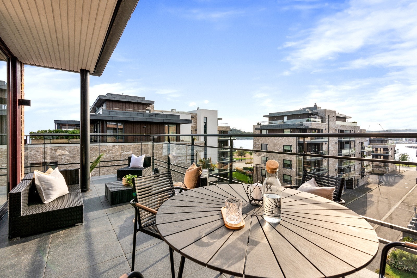 Leiligheten har en fantastisk beliggenhet i bygget som sørger for meget gode solforhold og flott utsikt. Galleribilde