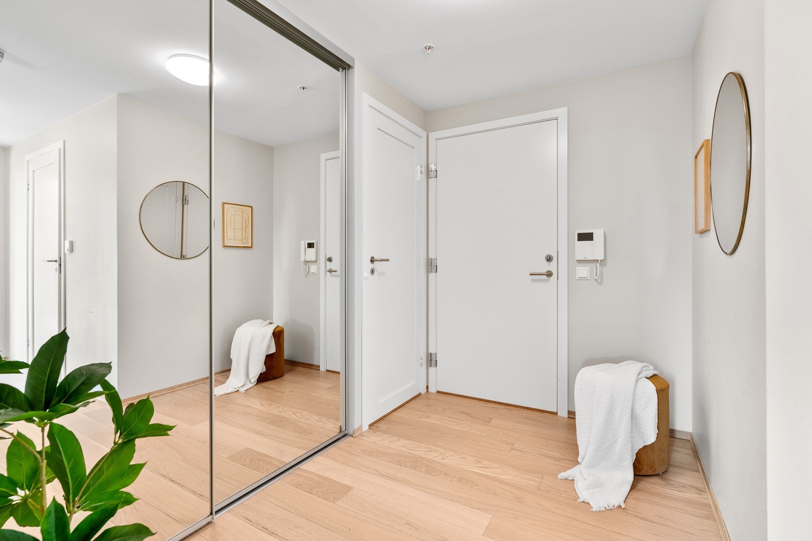 Velkommen inn! I gangen finner vi en praktisk skyvedørsgarderobe med speilfronter. Galleribilde