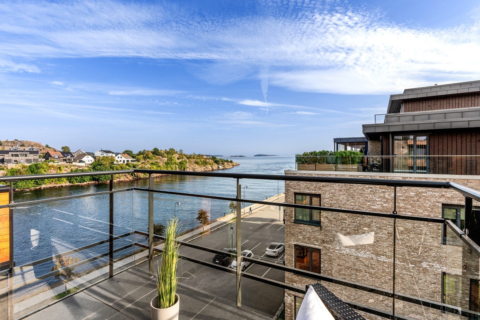 Privatmegleren ønsker velkommen til Batterigata 1. Her presenteres en delikat 3-roms hjørneleilighet med fantastisk beliggenhet. Galleribilde