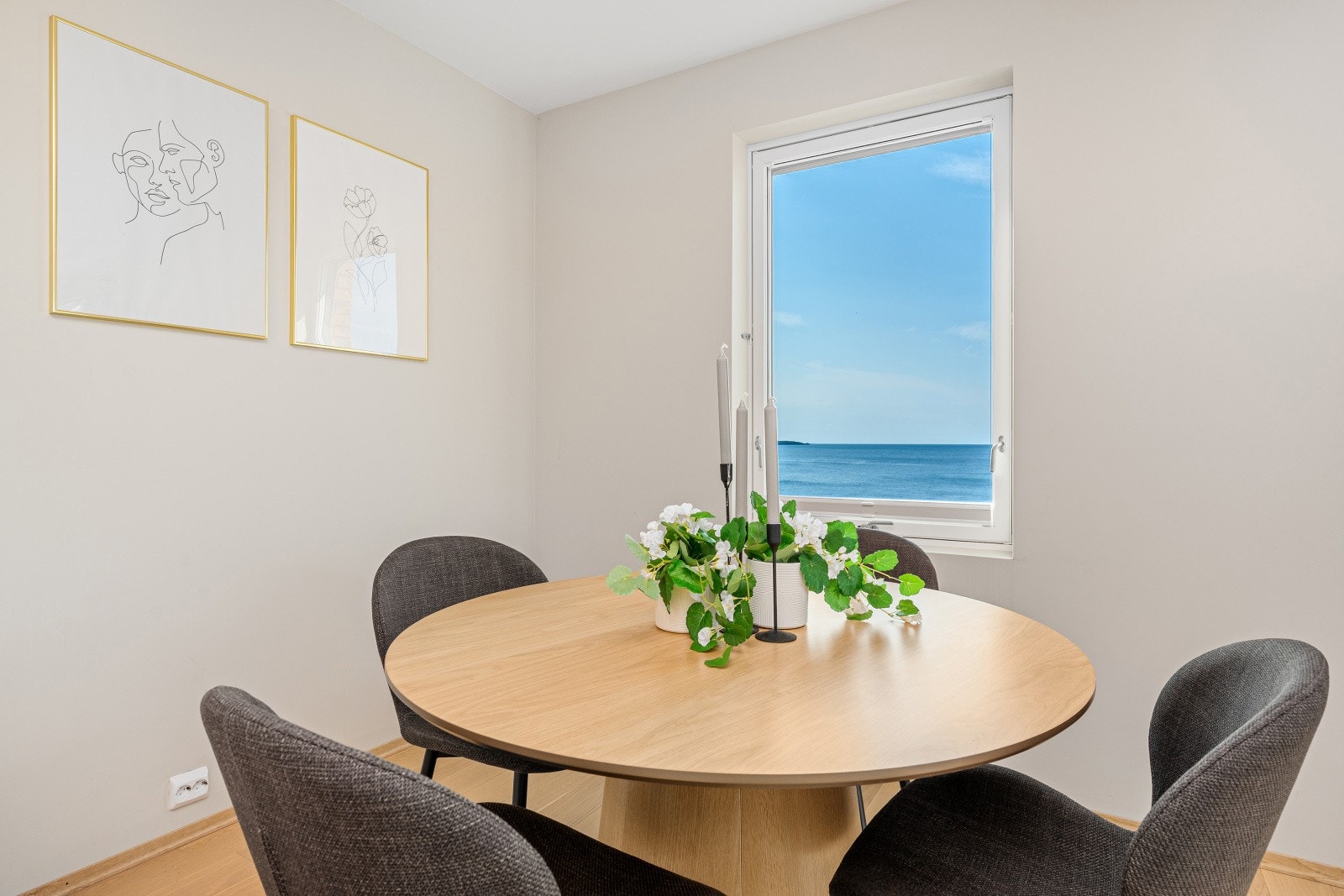 Naturlig plassering av spisebord like ved kjøkkenet med flott utsikt. Galleribilde