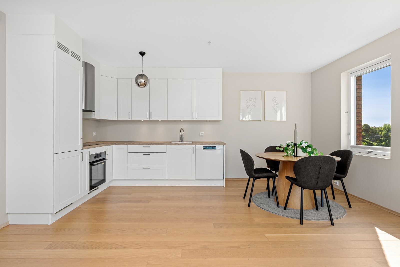 Kjøkkenet er utstyrt med koketopp, stekeovn, kjøleskap med frys og oppvaskmaskin. Dette medfølger handelen. Galleribilde