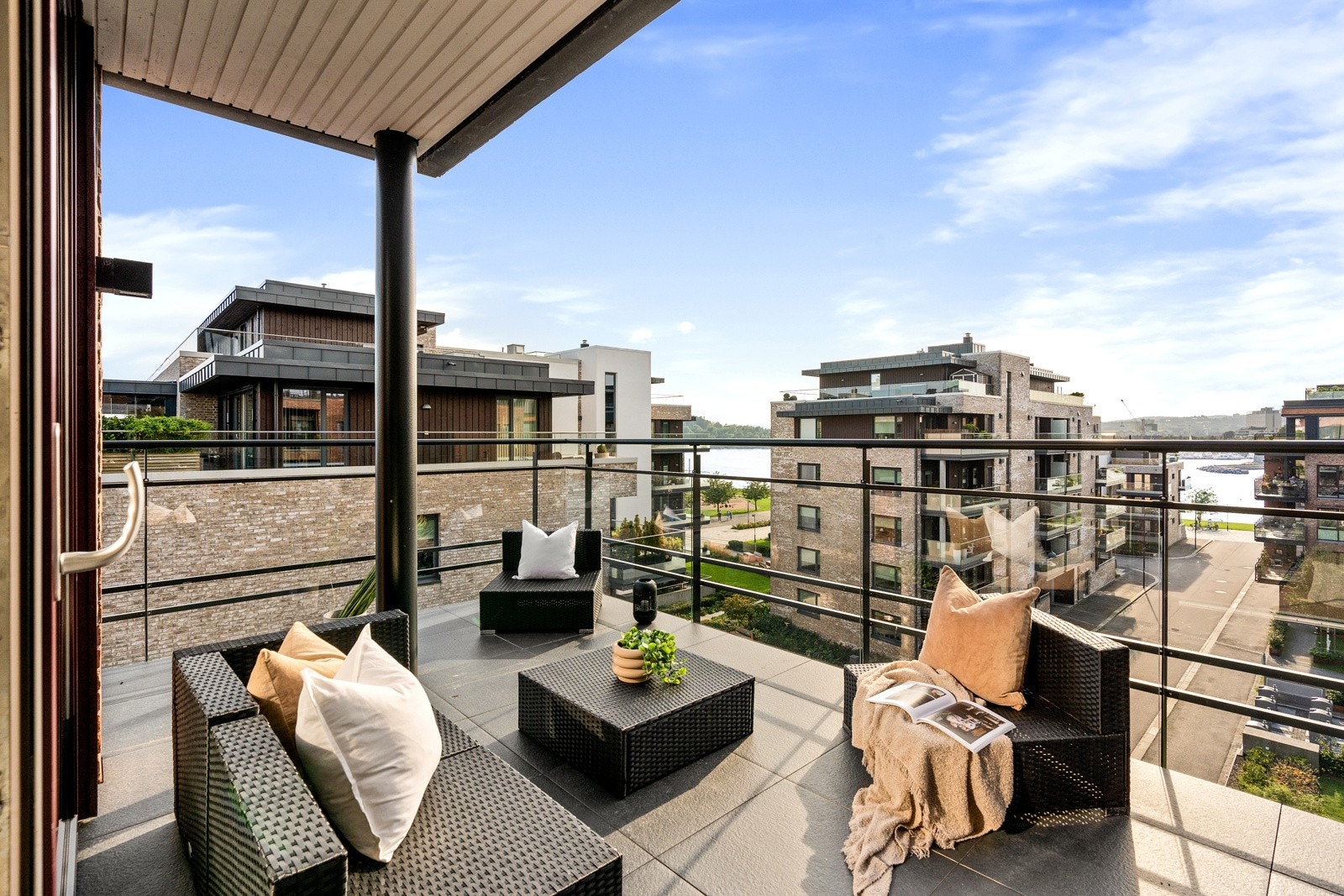 Her er det god plass til spisebord og sittegruppe. Galleribilde