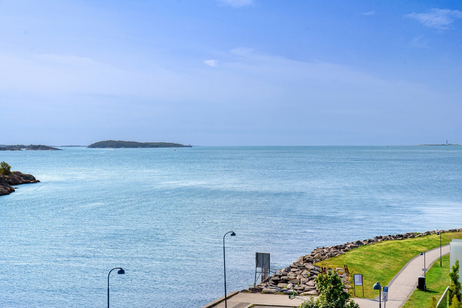 Utsikt fra vindu med spisebord. Galleribilde