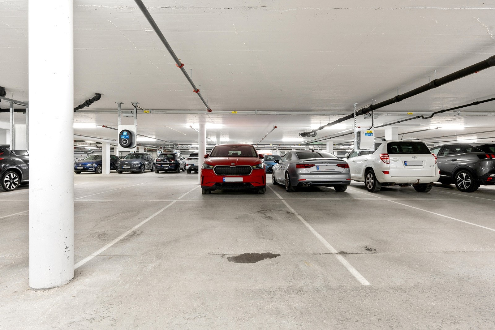 Det medfølger en parkeringsplass med el-bil lader. Det medfølger også en romslig bod til lagring. Galleribilde