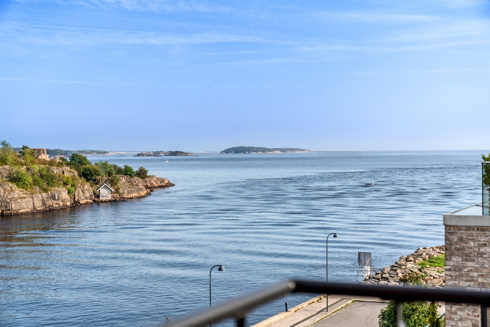 Balkongen strekker seg rundt hjørnet med utsikt mot otra/byfjorden. Galleribilde