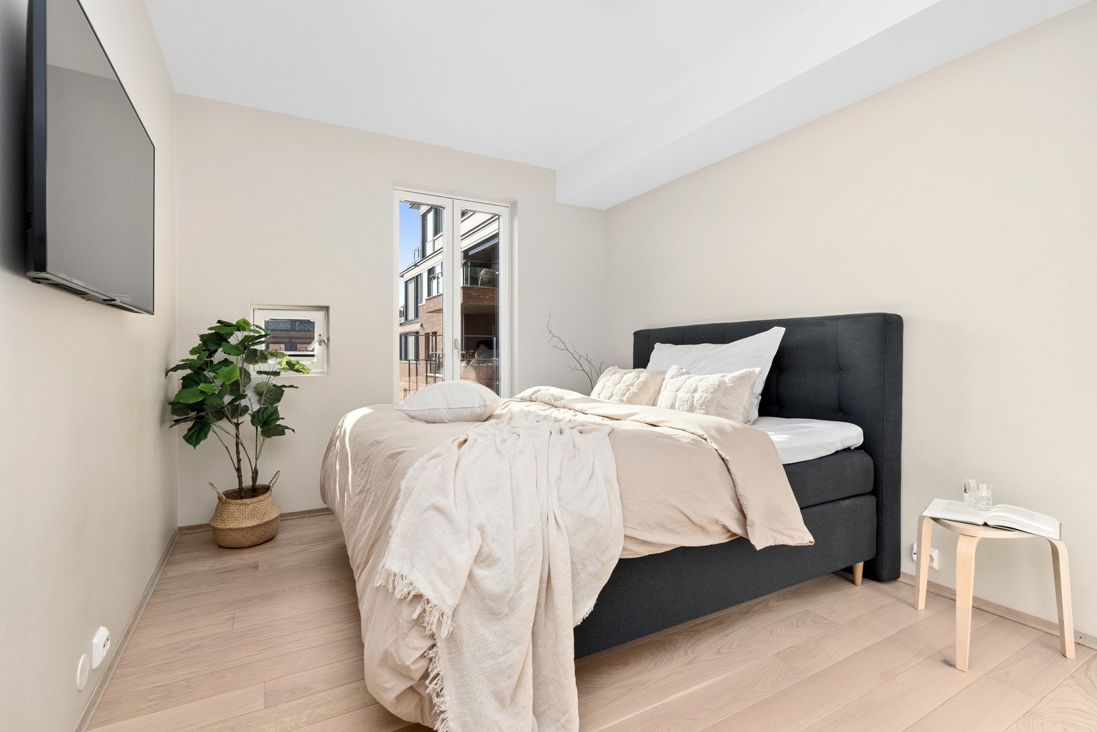 .. hovedsoverommet. Her har du godt med plass til dobbeltseng, garderobeløsning og annet ønsket møblement. Vegg i vegg finner vi.. Galleribilde