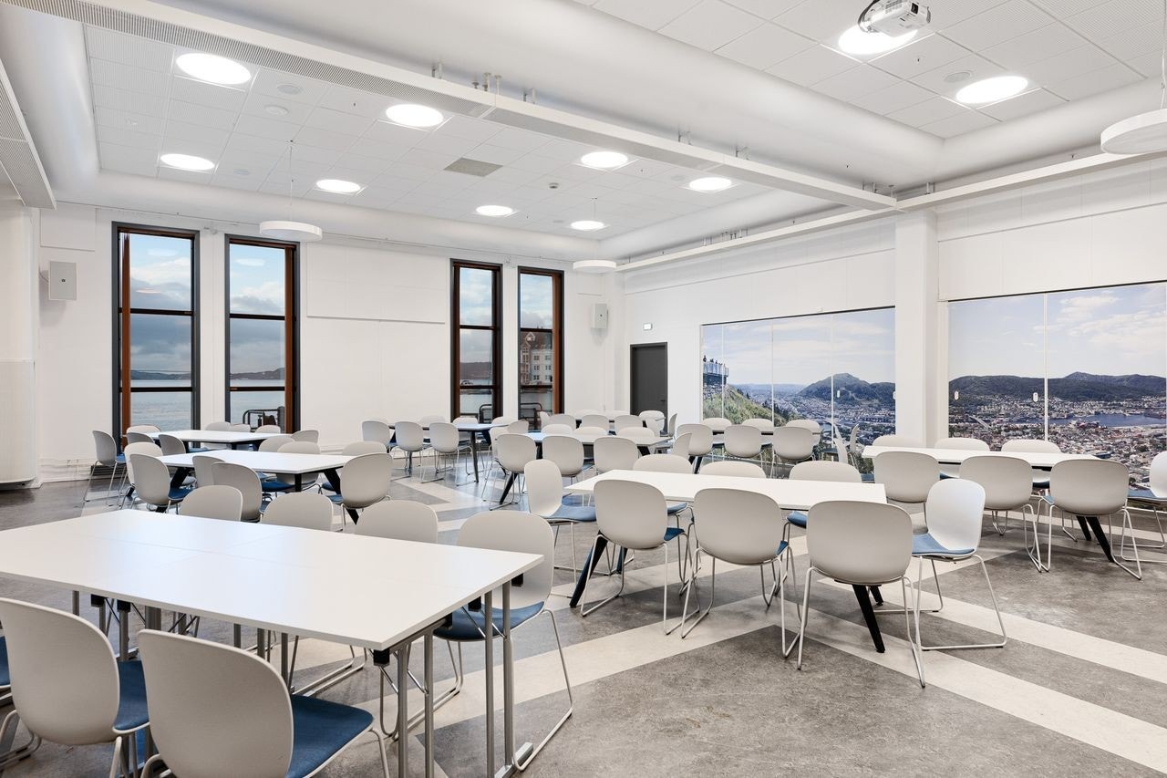 Bygget har felles konferanse- og møterom i ulike størrelser til fri benyttelse for byggets leietagere. Galleribilde