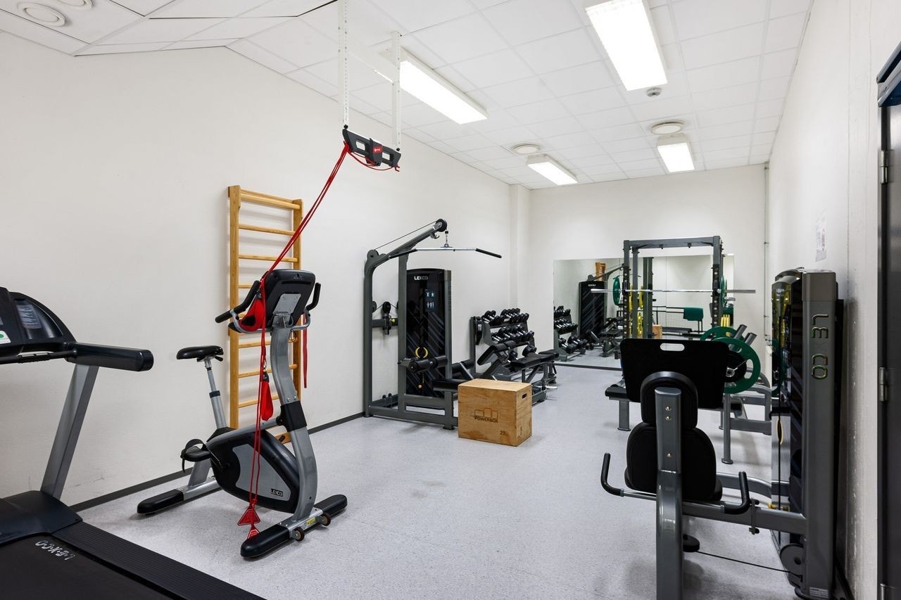 Felles treningsrom, med tilhørende garderobe og dusjfasiliteter. Galleribilde