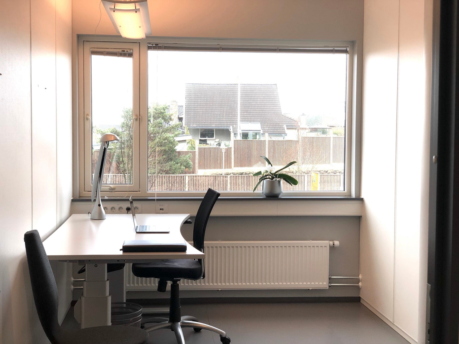 Cellekontor med utsikt mot Stokkavannet Galleribilde