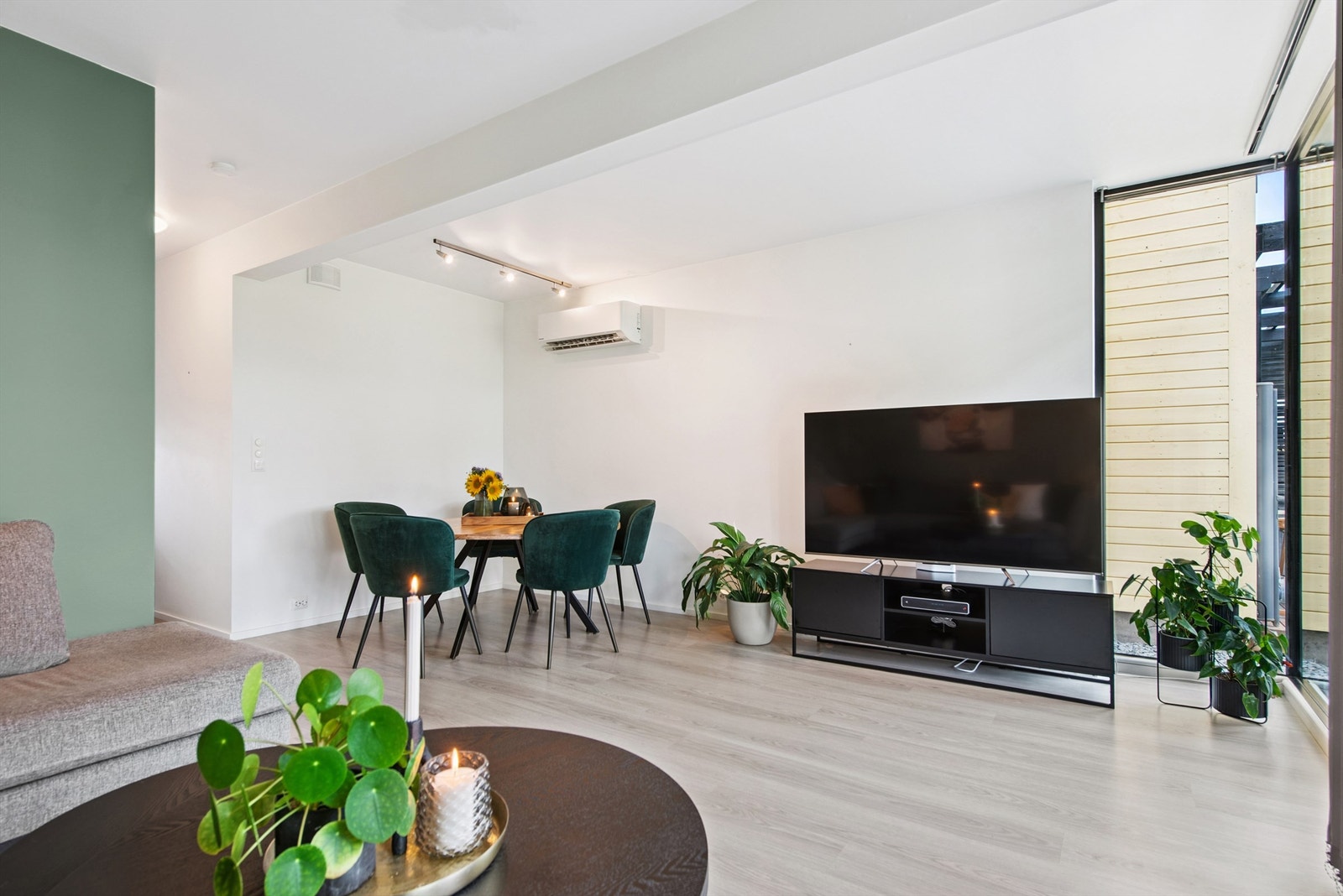 Stuen er et lyst og åpent rom med plass til både spisebord og sofagruppe. Galleribilde