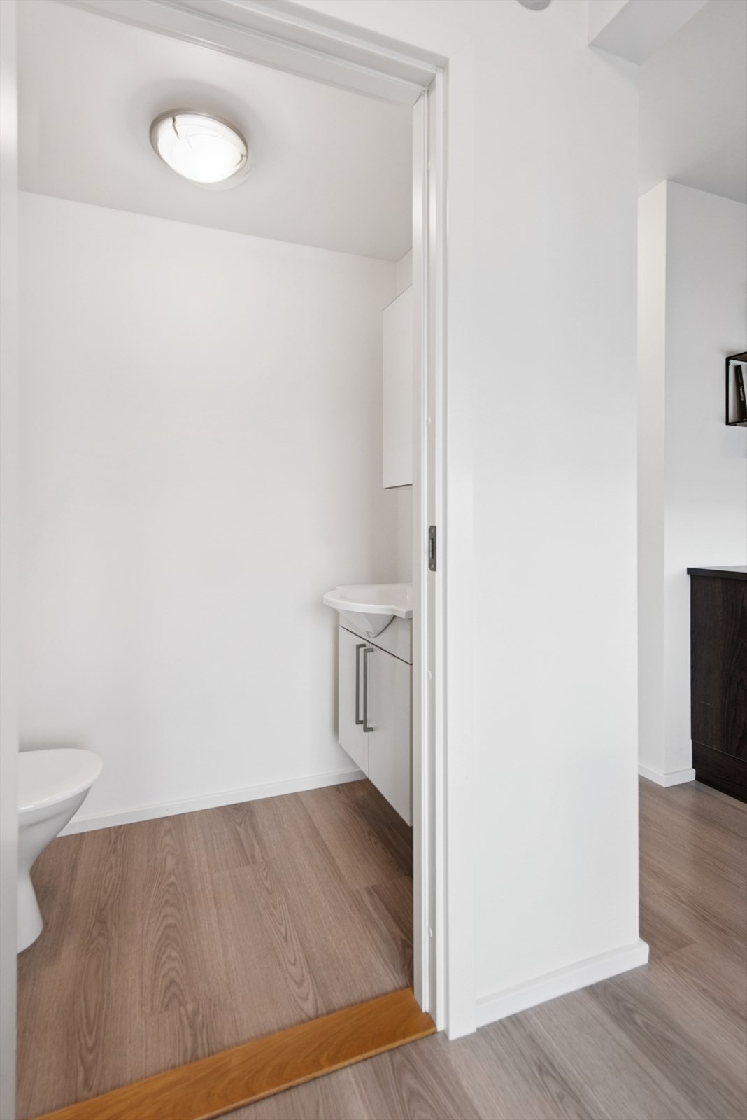 I første etasje finnes også et praktisk toalettrom med klosett og servant. Galleribilde