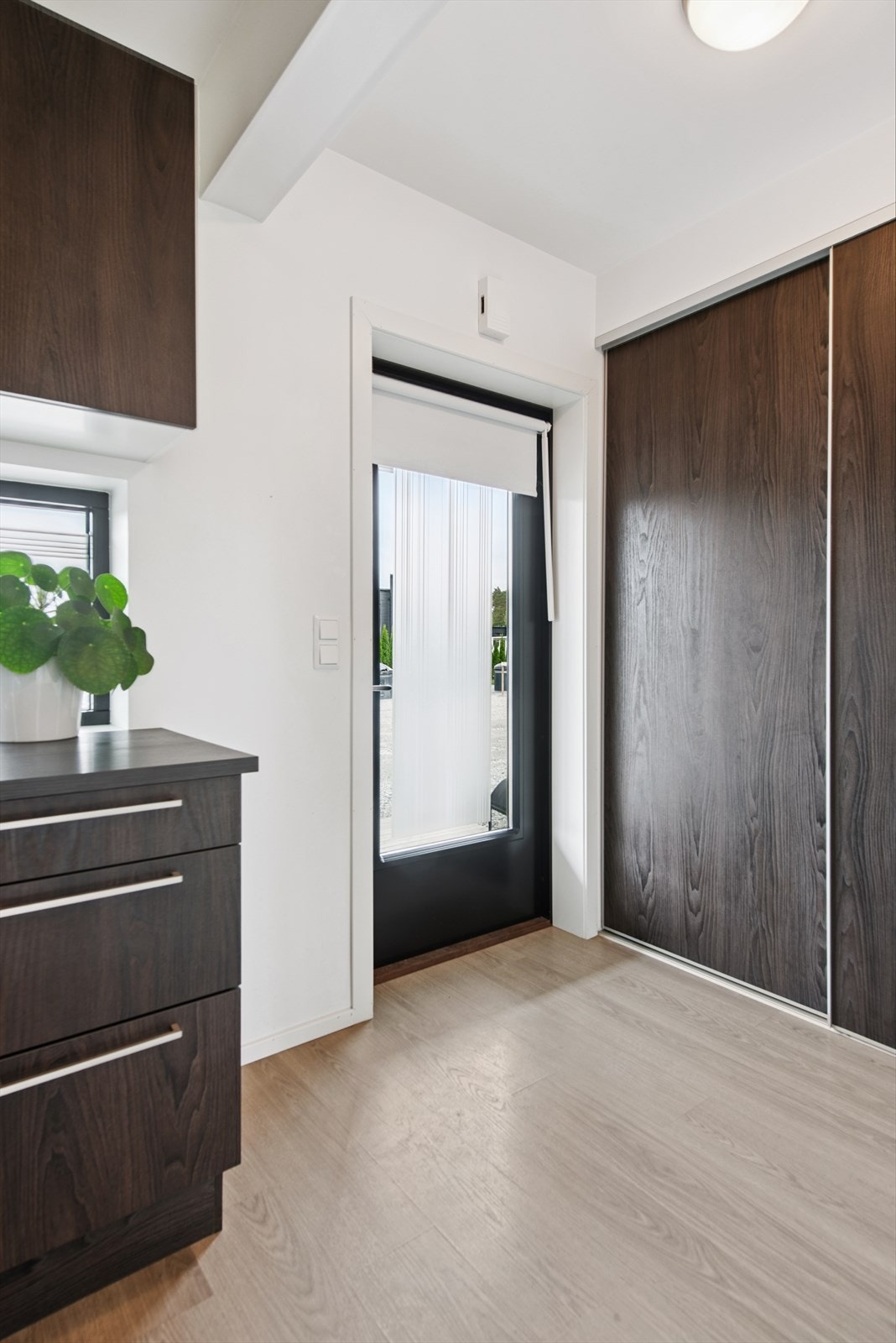 Inngangspartiet har en ytterdør med stort glassfelt som gir godt lysinnslipp. Galleribilde