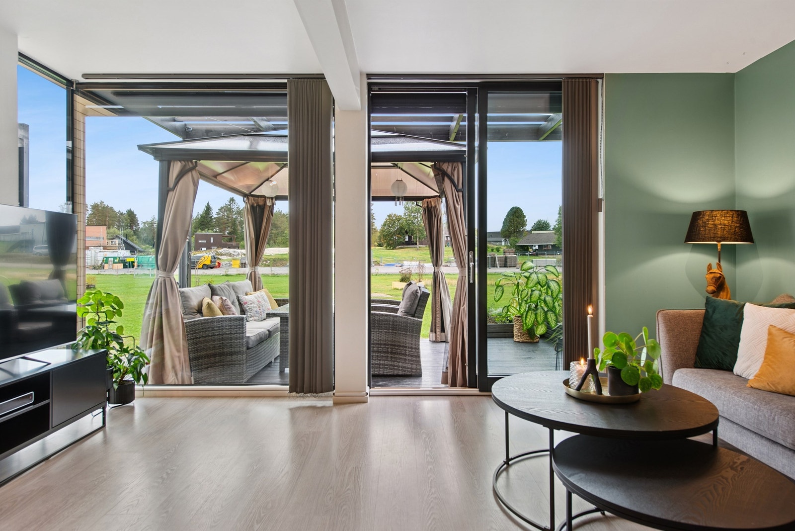 Her ser man hvordan uteområdet blir en naturlig forlengelse av stuen. Galleribilde