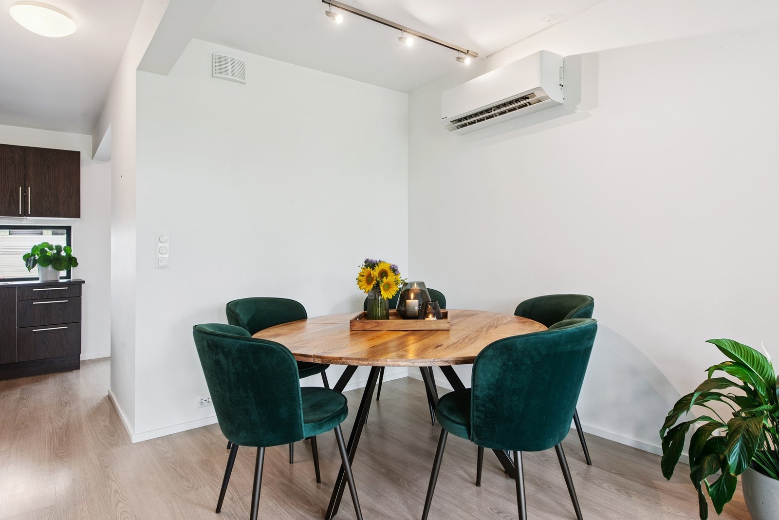 En luft-til-luft varmepumpe, installert i 2024, sørger for effektiv oppvarming av rommet. Galleribilde