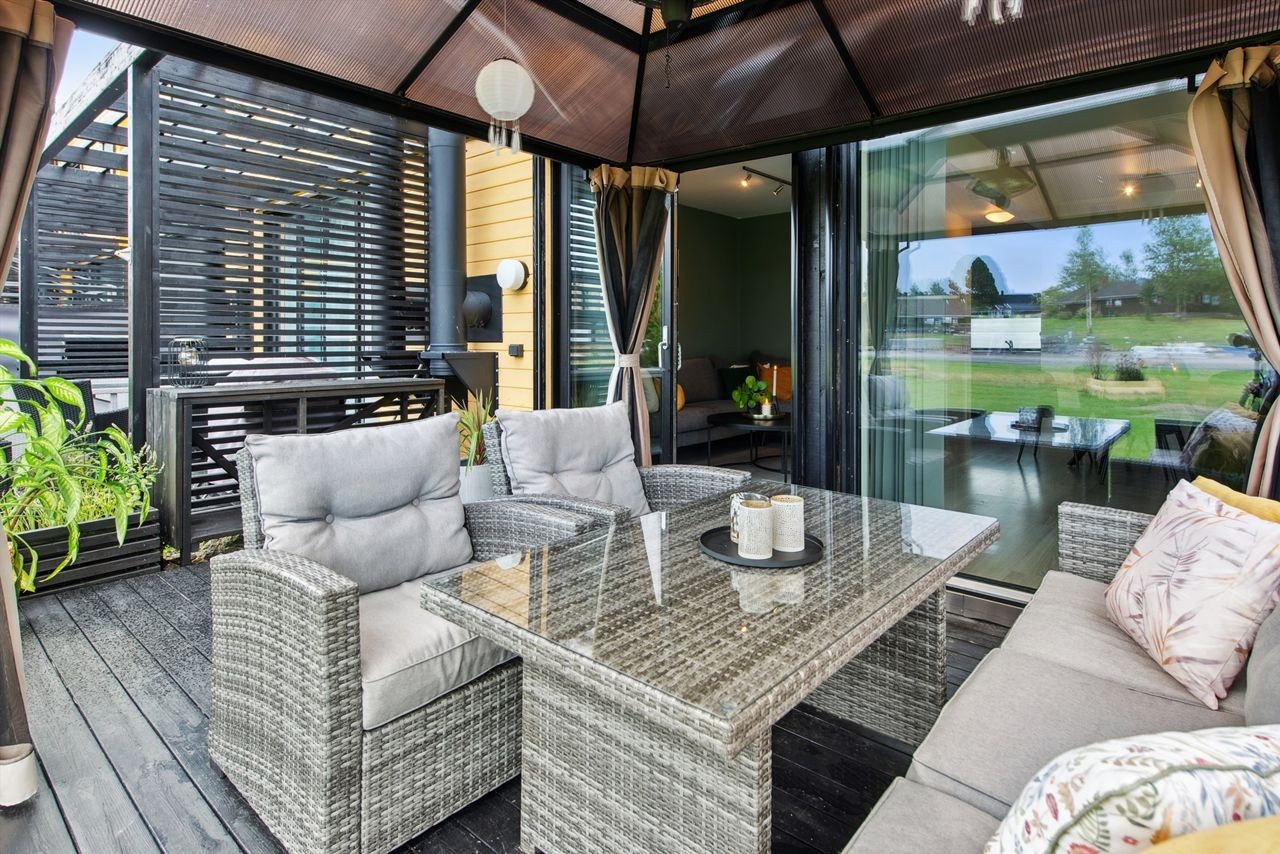 Uteplassen har god plass til en sittegruppe og er et fint samlingspunkt på varme dager. Galleribilde