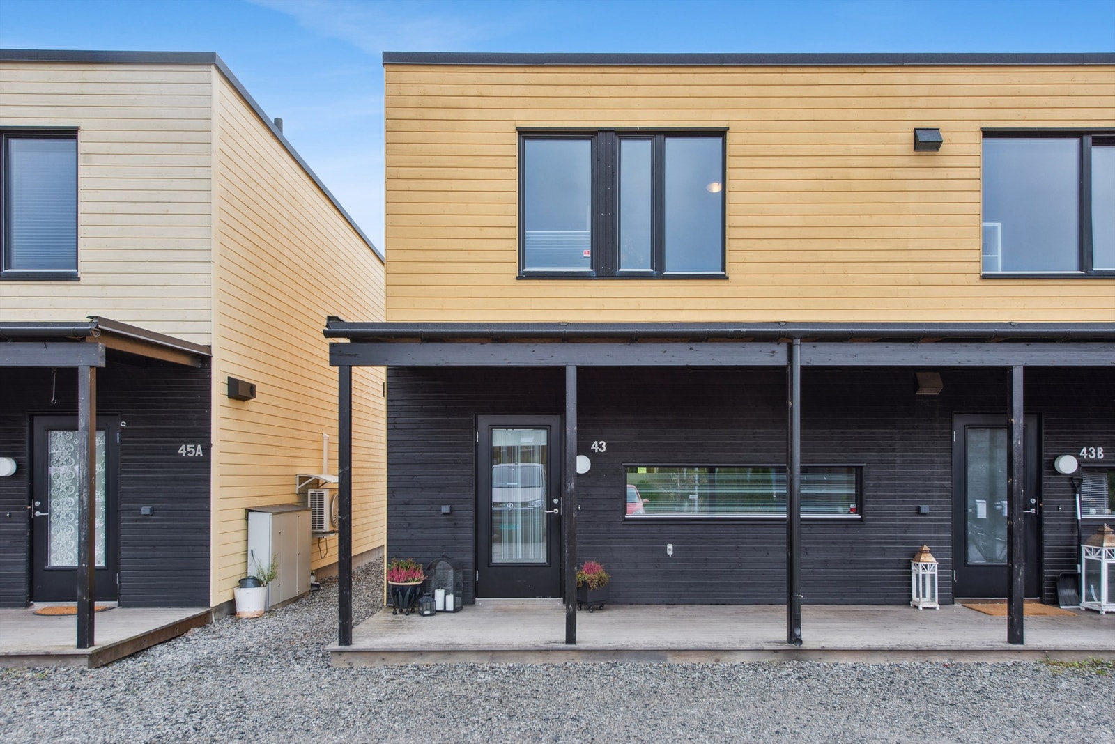 Boligen har en moderne fasade med liggende bordkledning og overbygget inngangsparti. Galleribilde