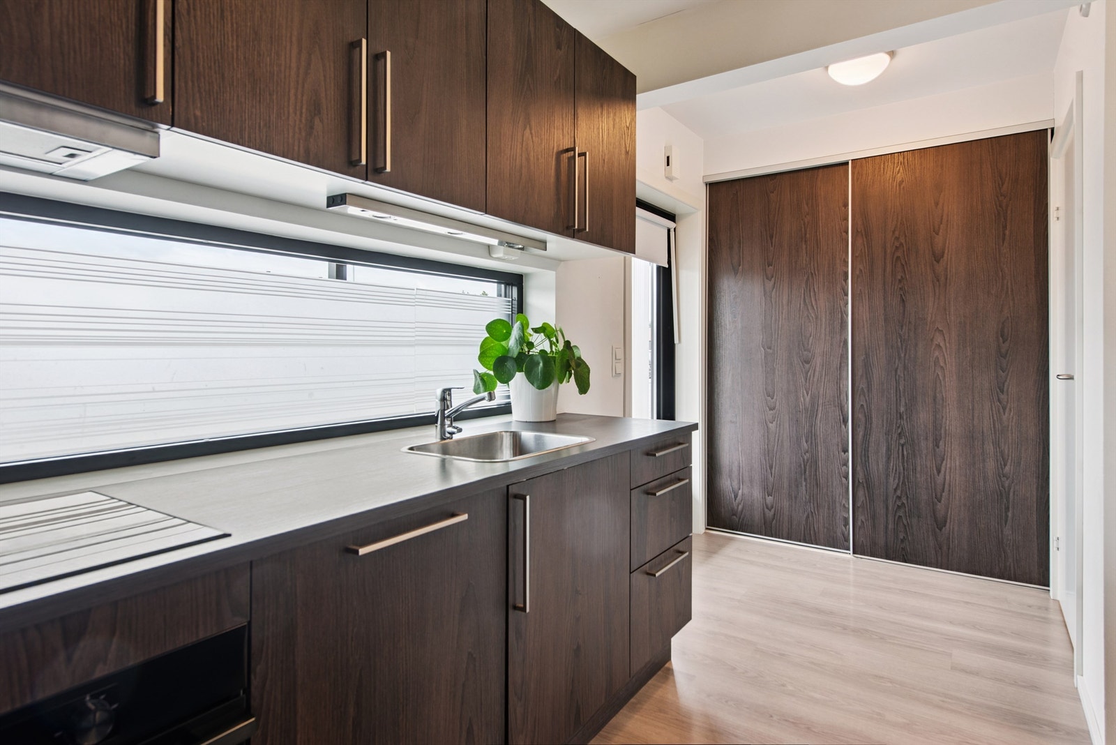 Det er godt med oppbevaringsplass i både over- og underskap, samt i en romslig skyvedørsgarderobe. Galleribilde