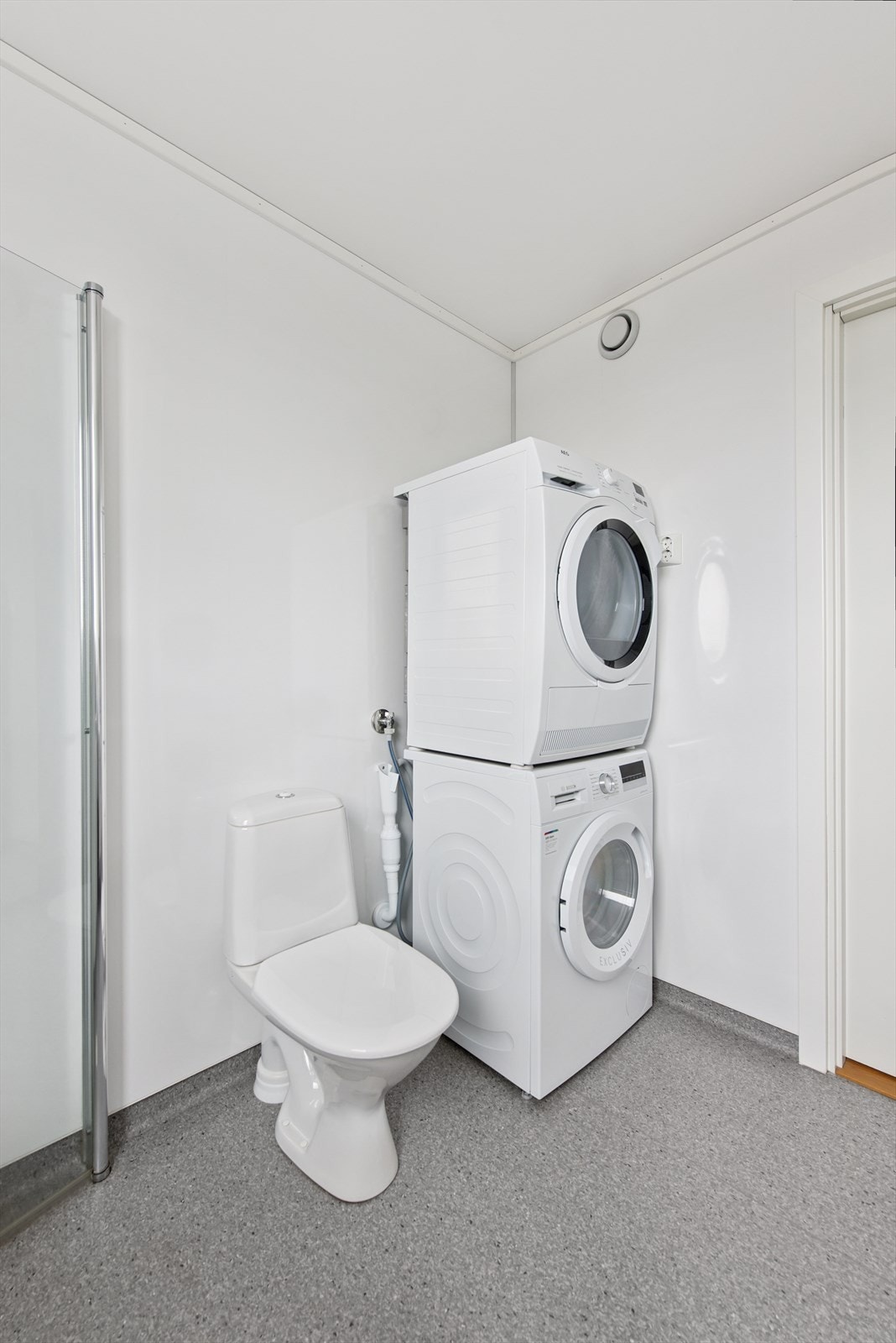 Det er opplegg for vaskemaskin, som gir en praktisk løsning for klesvask. Galleribilde