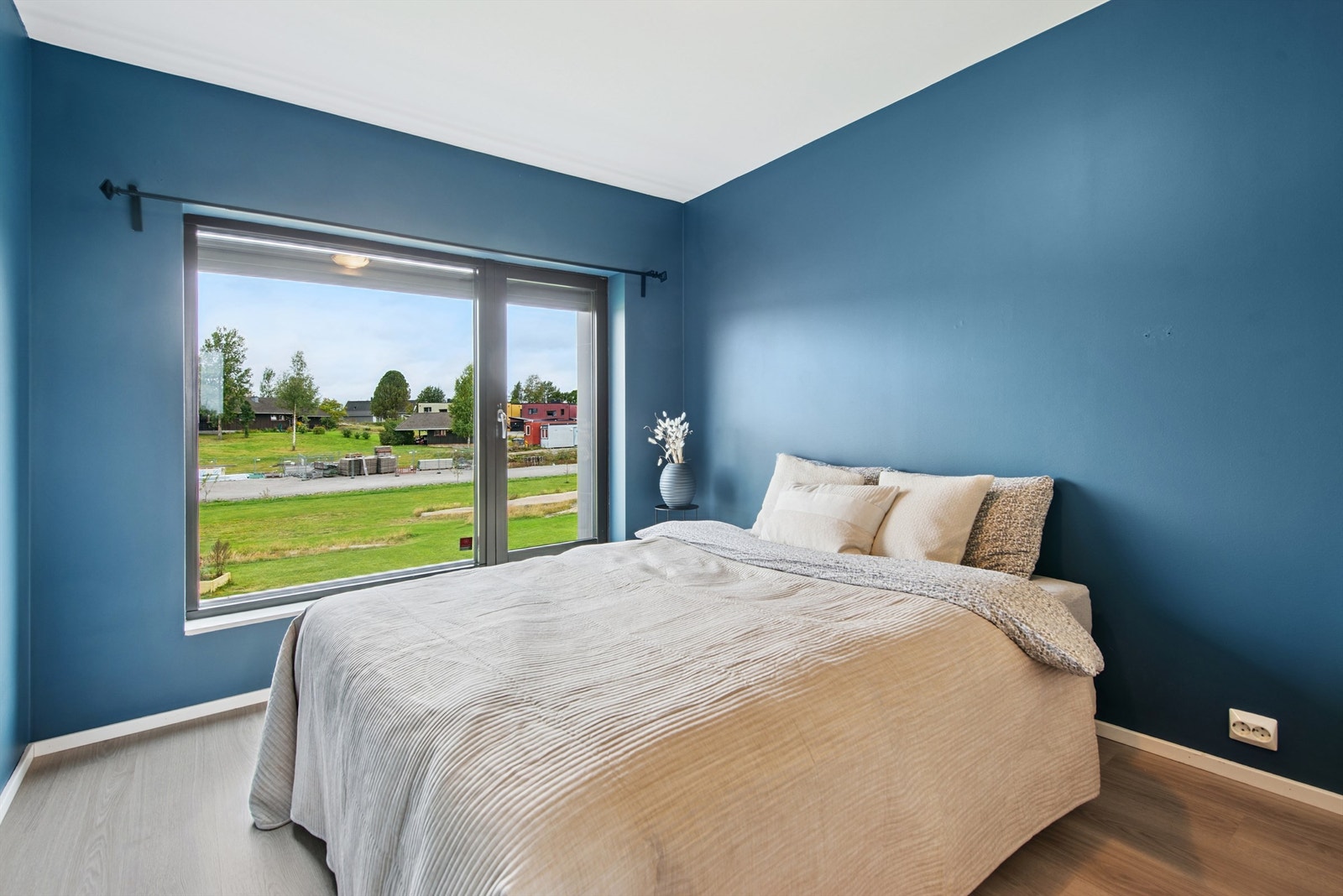 Hovedsoverommet har god plass til dobbeltseng og har store vindusflater. Galleribilde