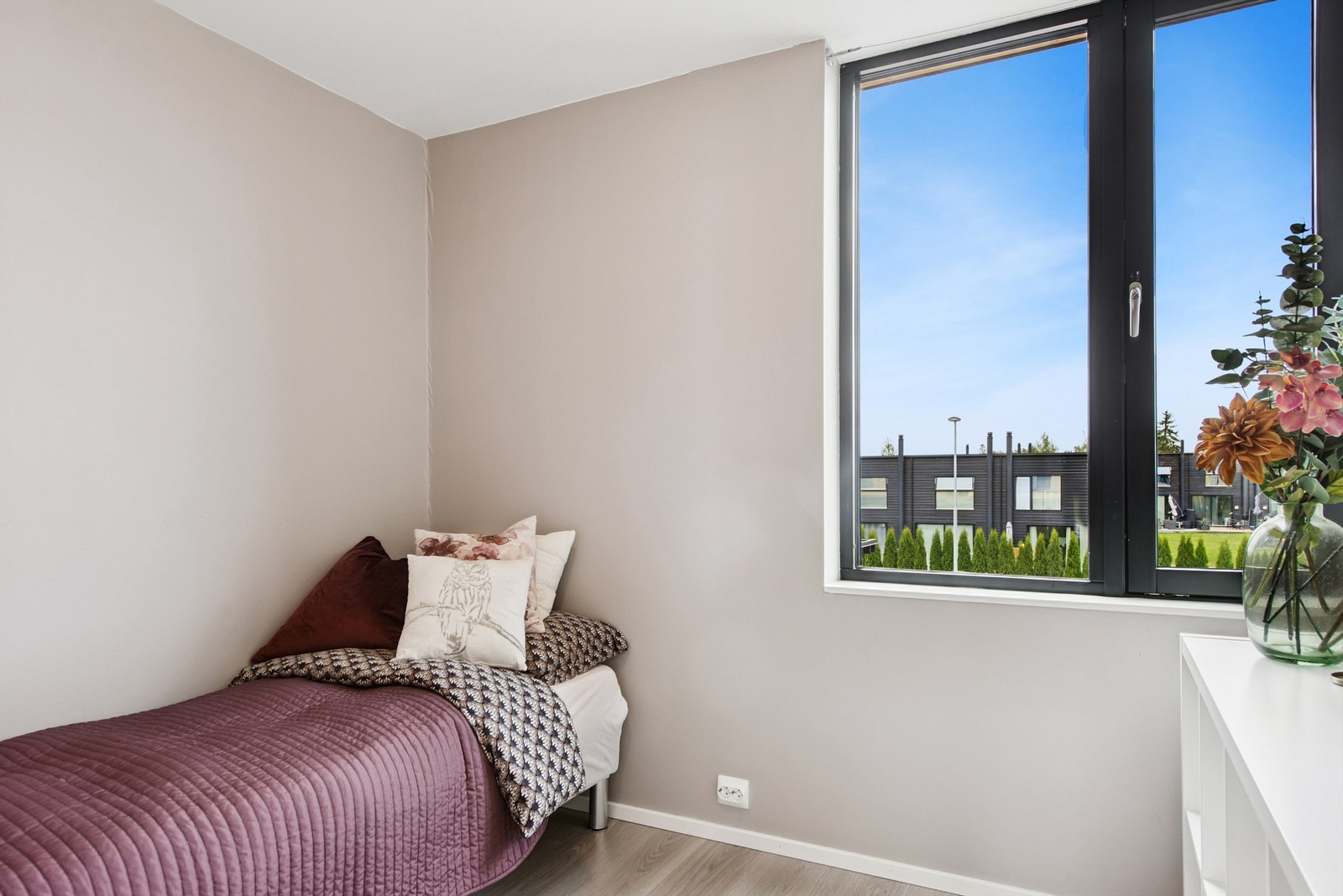 Vinduet gir godt med naturlig lys, og rommet har malte platevegger. Galleribilde