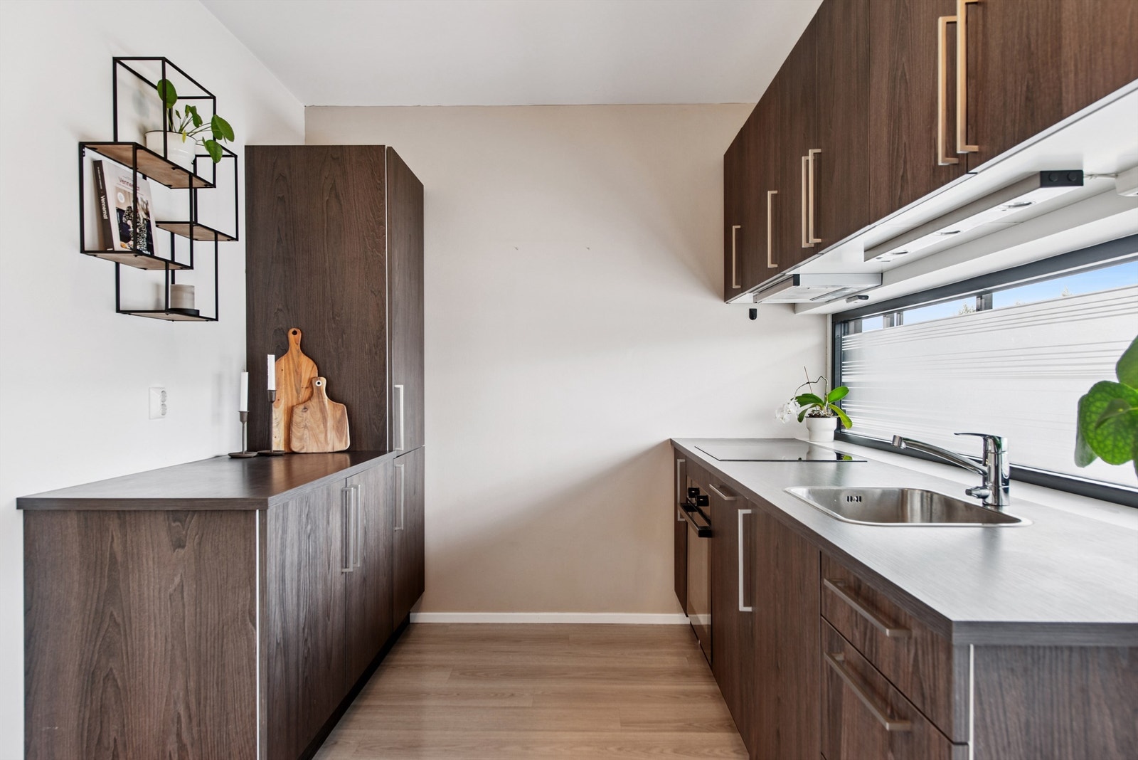 Lekkert kjøkken med praktisk løsning. Galleribilde