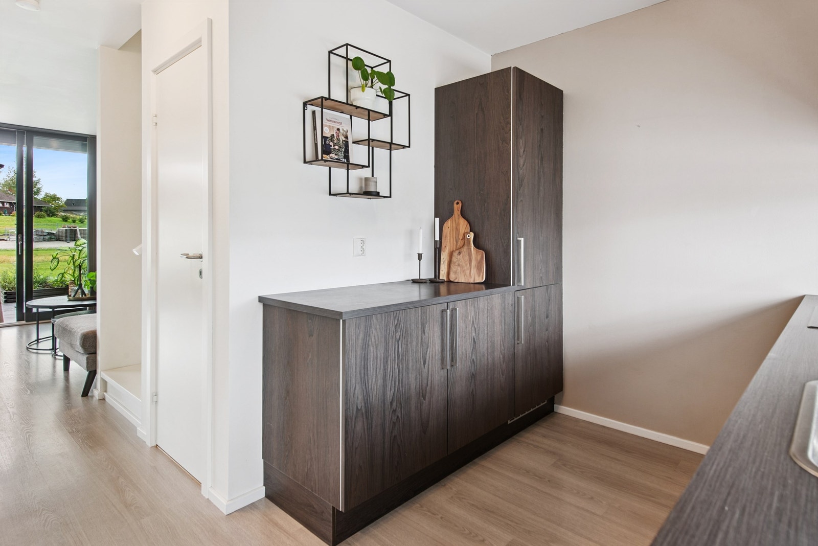 Mellom trappen og kjøkkenet er det en praktisk bod. Galleribilde