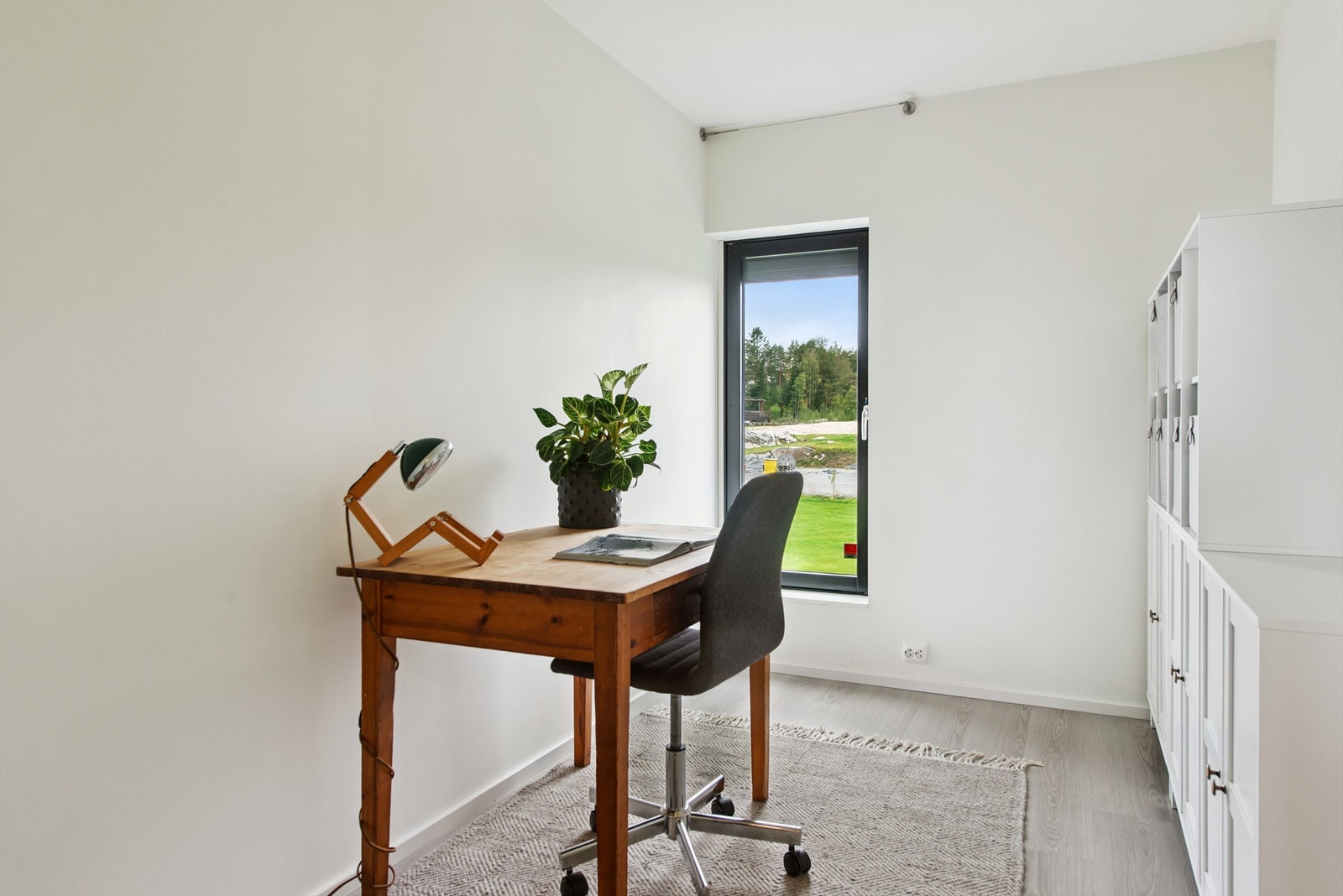 Her er det god plass til en arbeidsstasjon eller annen møblering etter behov. Galleribilde