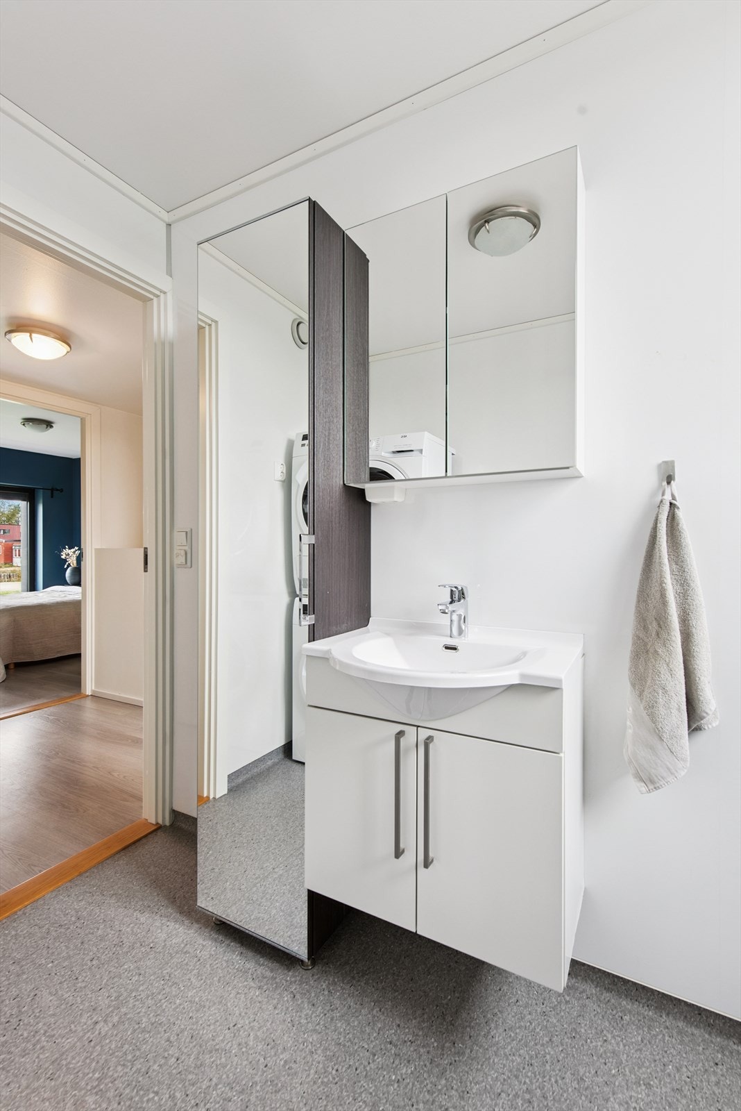 Rommet er utstyrt med en nedfelt servant i baderomsinnredningen. Galleribilde