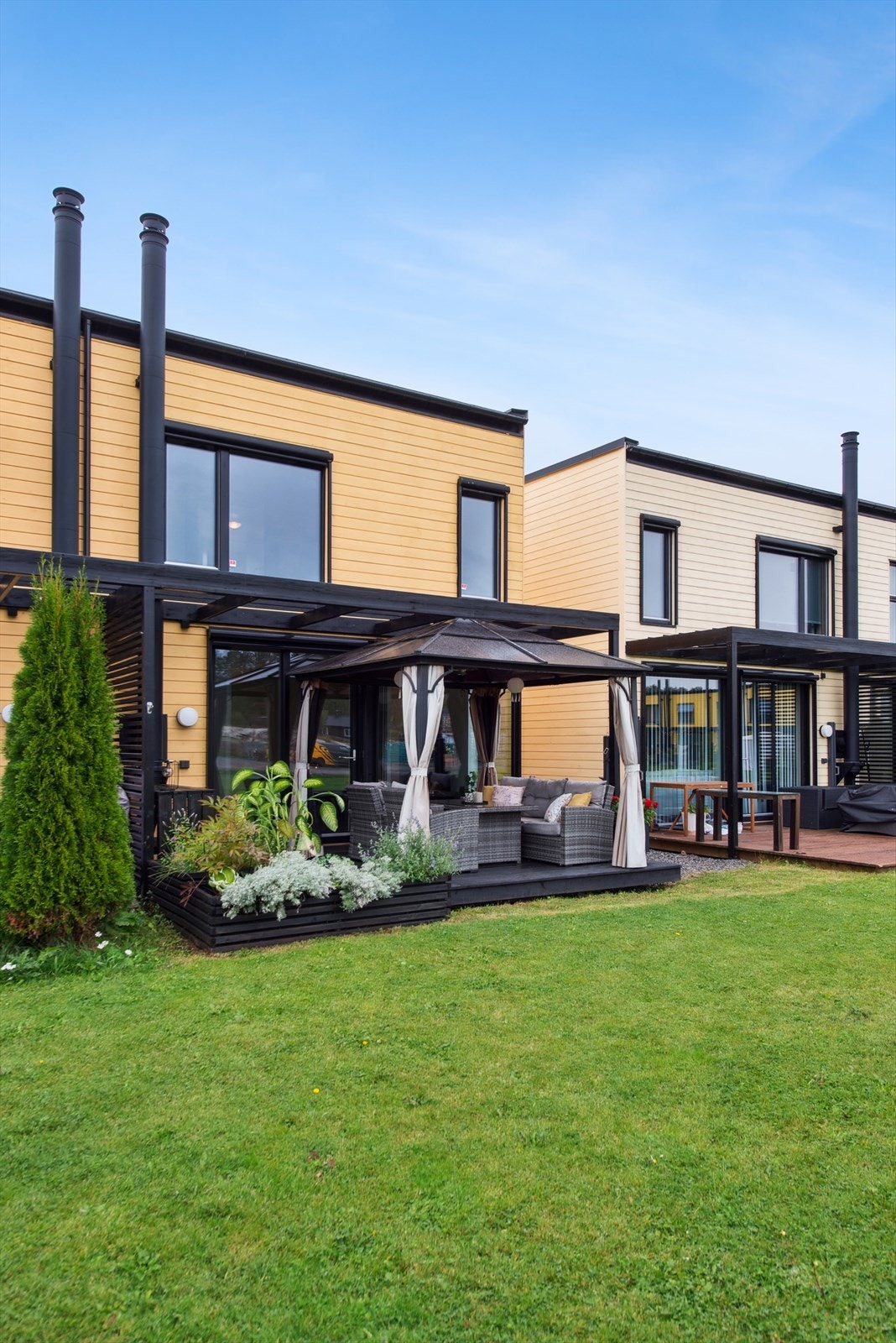 Dette er en pen rekkehusleilighet fra 2017, med en sørvendt terrasse på 25 m². Galleribilde