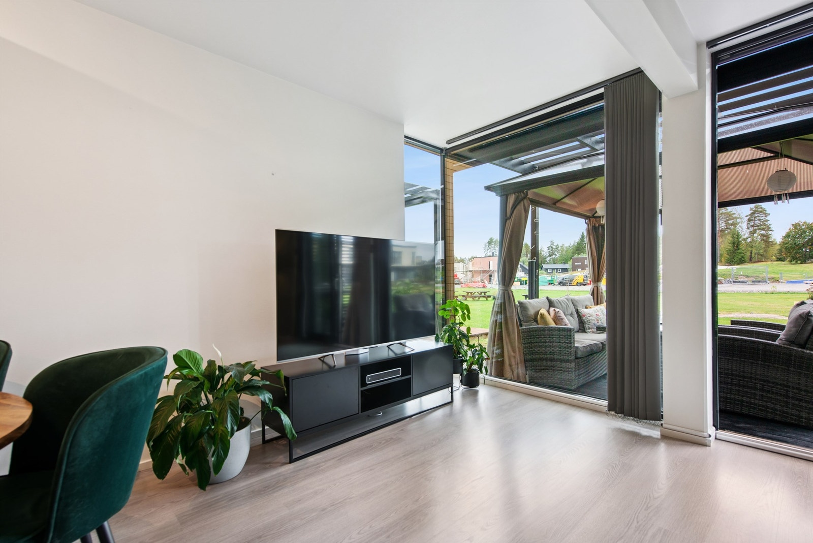 De store vindusflatene skaper en god romfølelse og en flytende overgang mellom inne og ute. Galleribilde