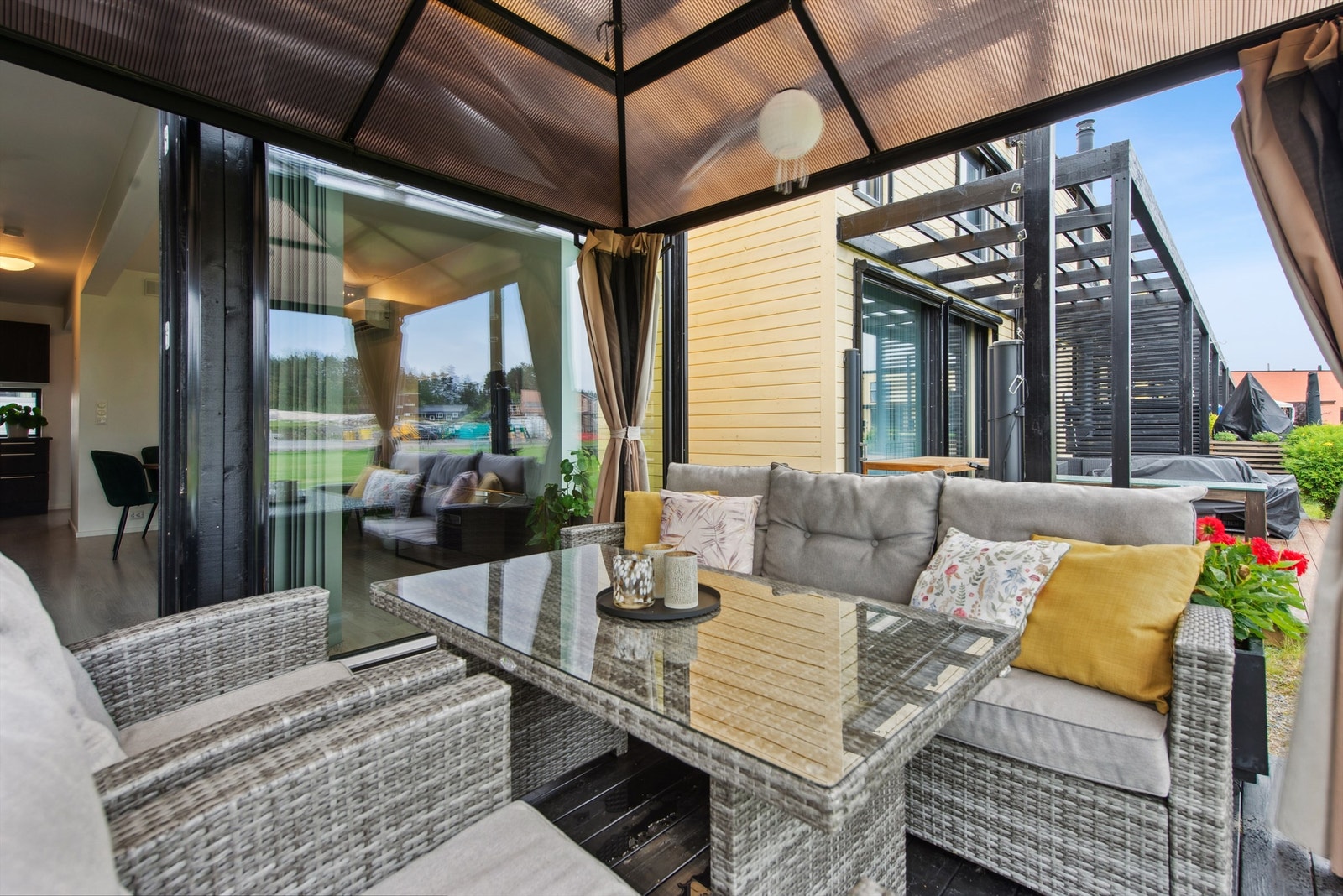 På terrassen er det en pergola som gir et lunt og skjermet uterom. Galleribilde