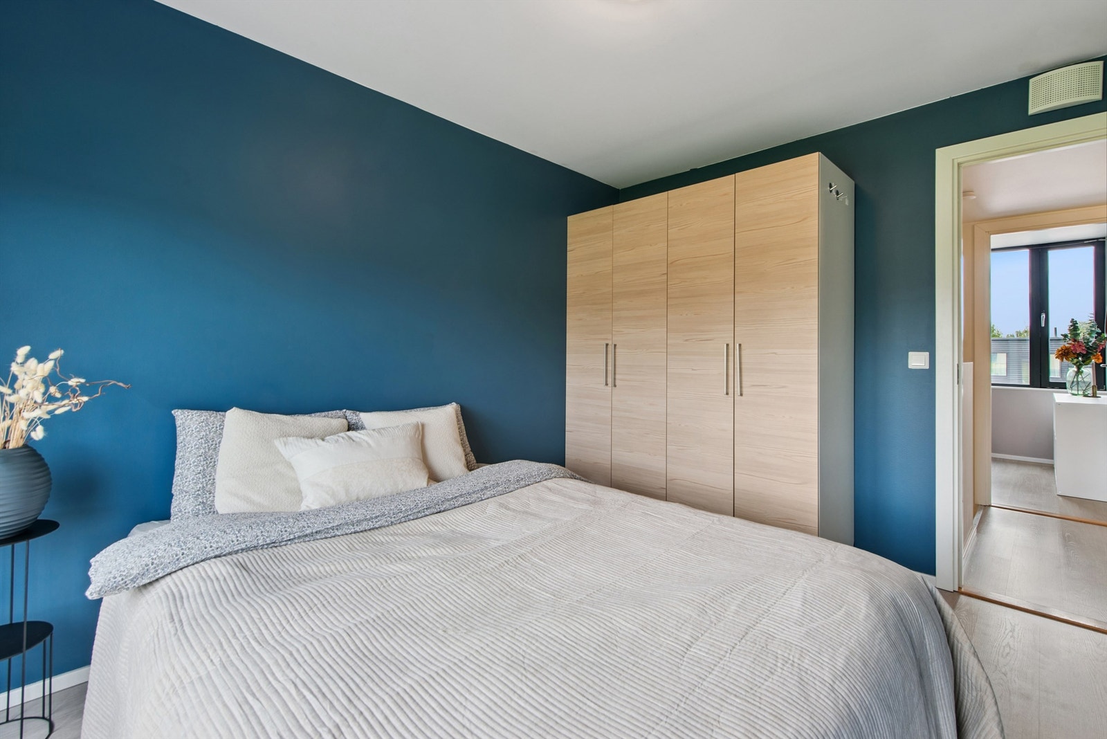 Rommet er malt i en rolig og behagelig fargetone. Galleribilde