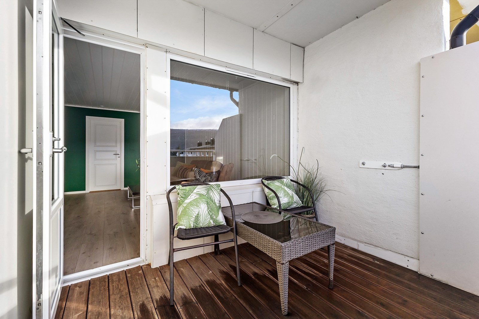 Fra stua er det utgang til en lun og hyggelig uteplass. Galleribilde