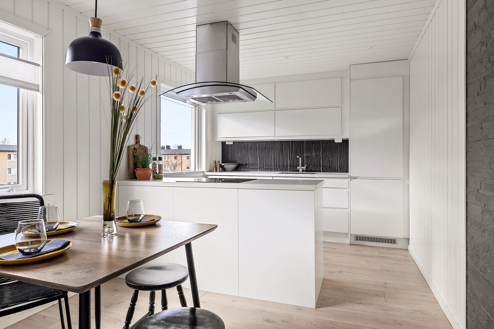 REDE Eiendomsmegling ved Kristine Langfjell ønsker velkommen til Revelheigata 36B. Galleribilde