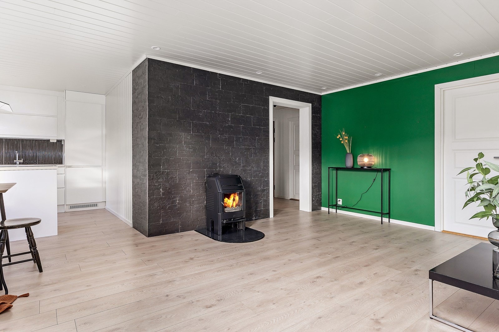 Leiligheten varmes opp med vedfyring, strøm og varmekabler i gulv på baderom. Galleribilde