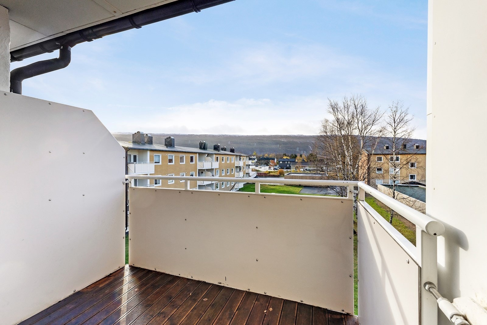 Balkongen er ca. 6kvm og har åpent utsyn mot borettslagets felles uteområder. Galleribilde