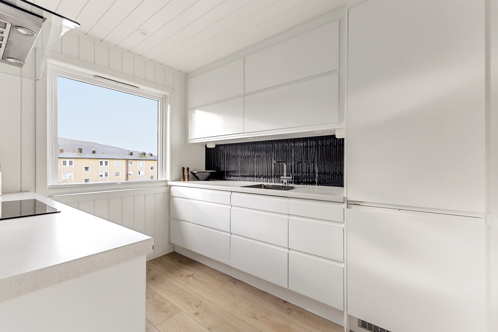 Pent og god utnyttet kjøkken med en praktisk kjøkkenøy som skiller. Galleribilde