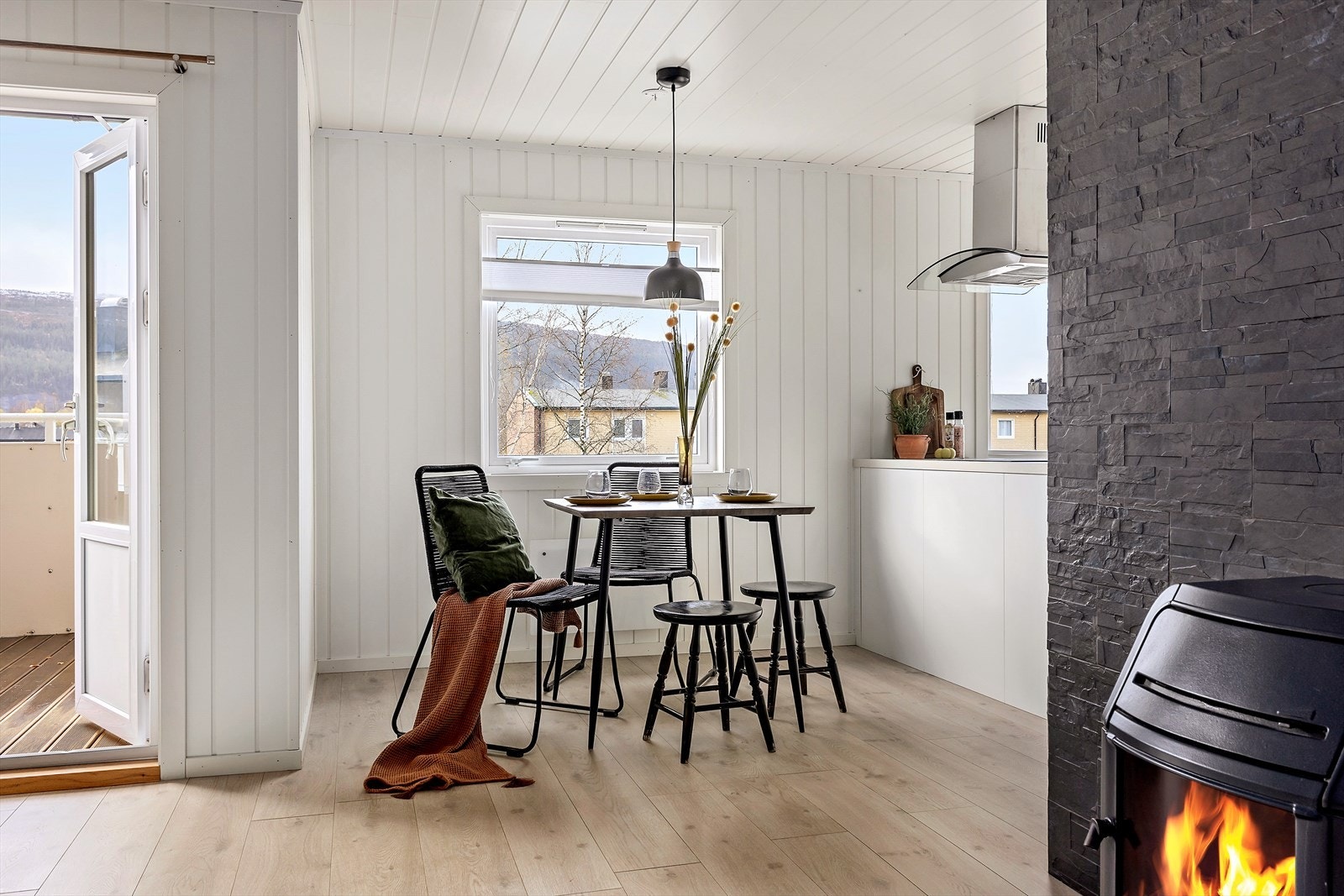 Spisestuen får sin naturlige plassering mellom sofakroken og kjøkkeninnredningen. Galleribilde