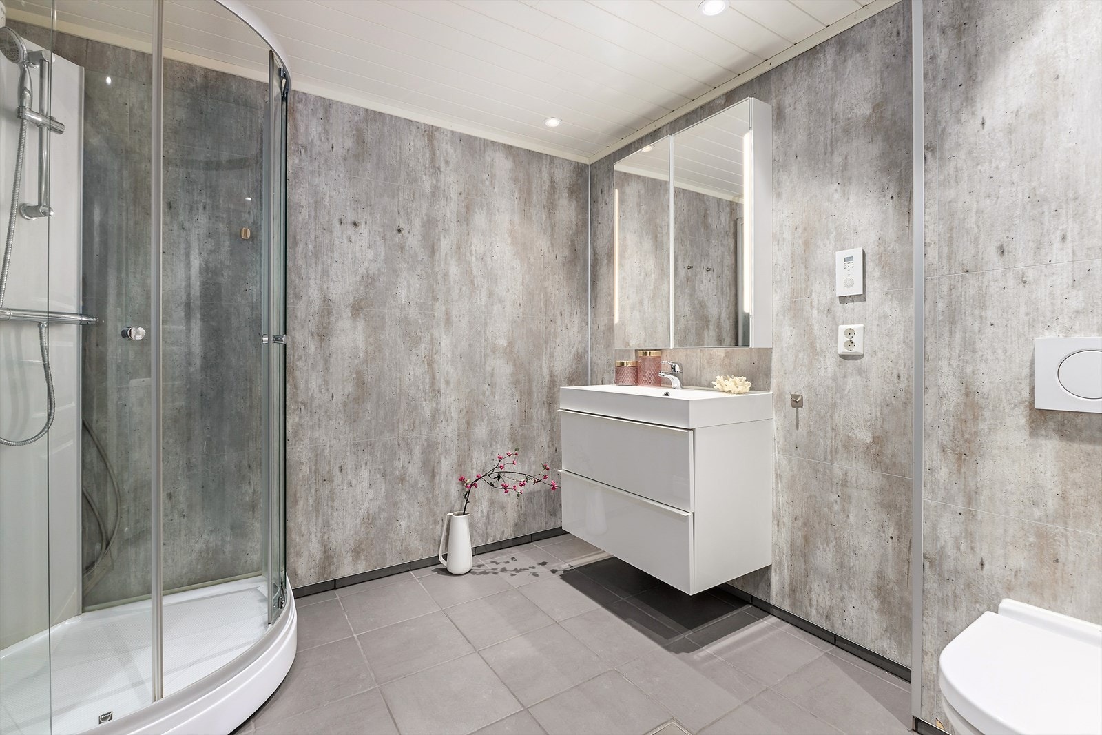 Romslig baderom med flislagt gulv og våtromsplater på vegger. Opplegg for vaskemaskin. Galleribilde