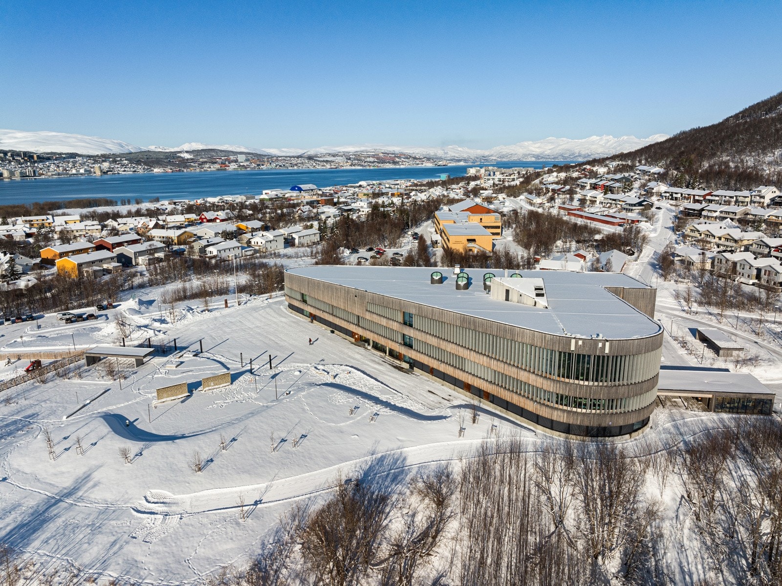 Fra boligen er det kort gåavstand til flere skoler, barnehager og lekeplasser. Galleribilde