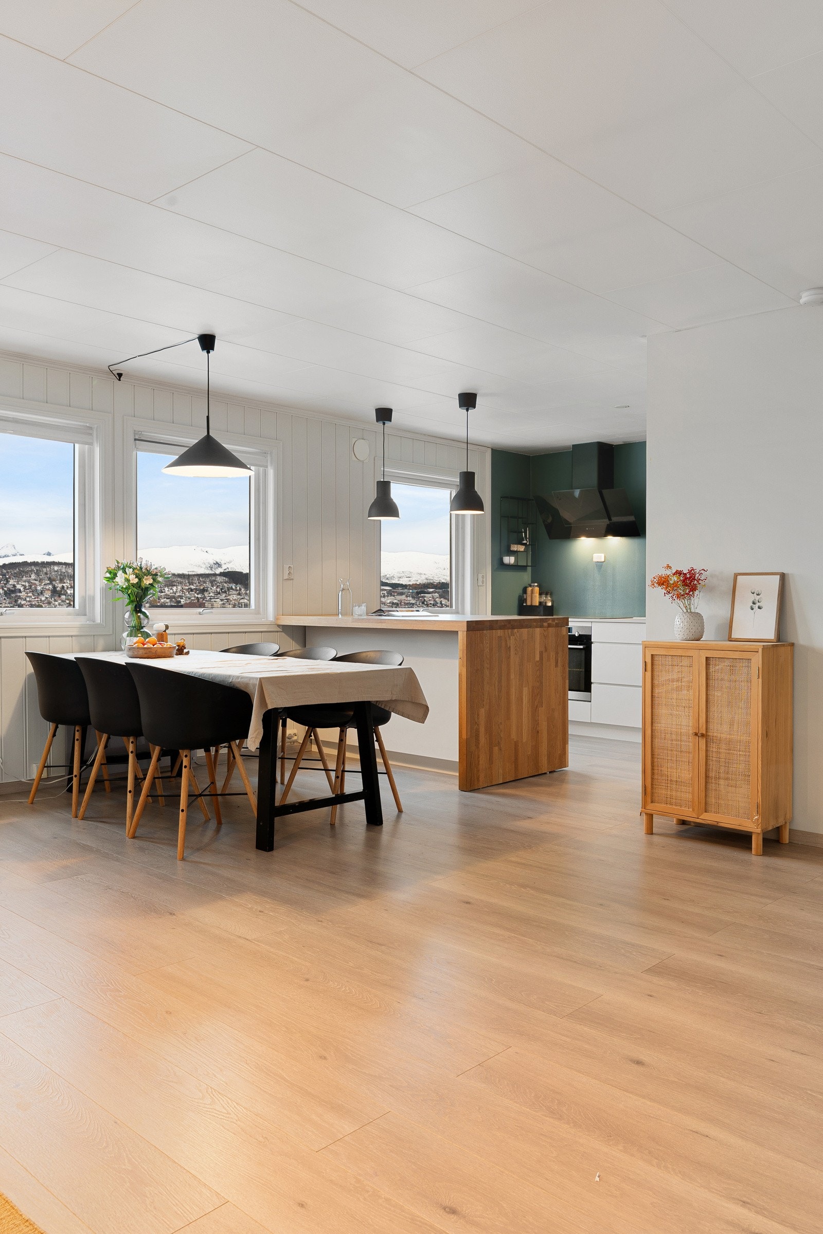 Stuen oppleves lys og luftig med store vindusflater. Galleribilde