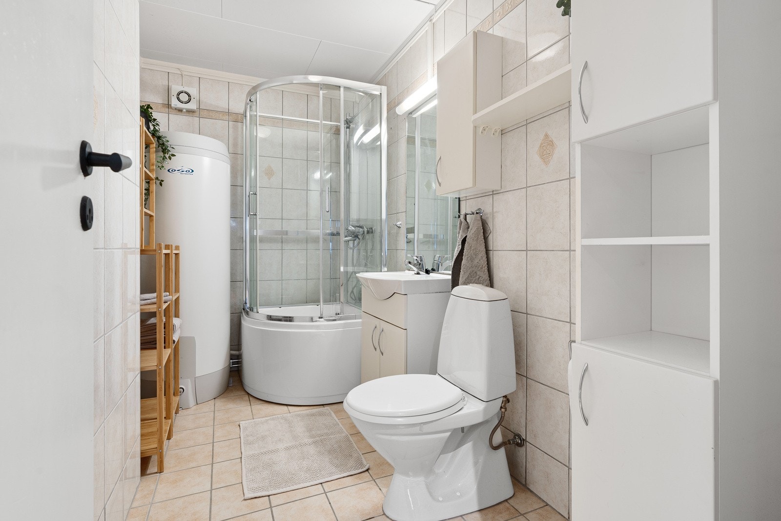 Stort bad i hoveddelen. Utstyrt med dusjkabinett, wc og baderomsinnredning med oppbevaringsplass. Galleribilde