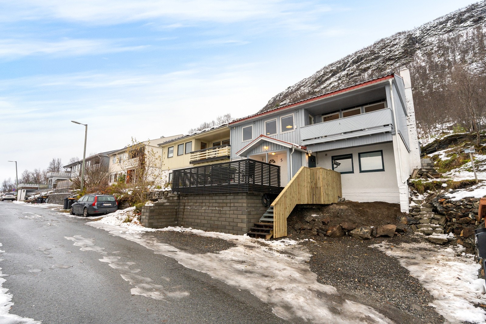 En innbydende og oppgradert halv tomannsbolig, med solrik og familievennlig beliggenhet. Galleribilde