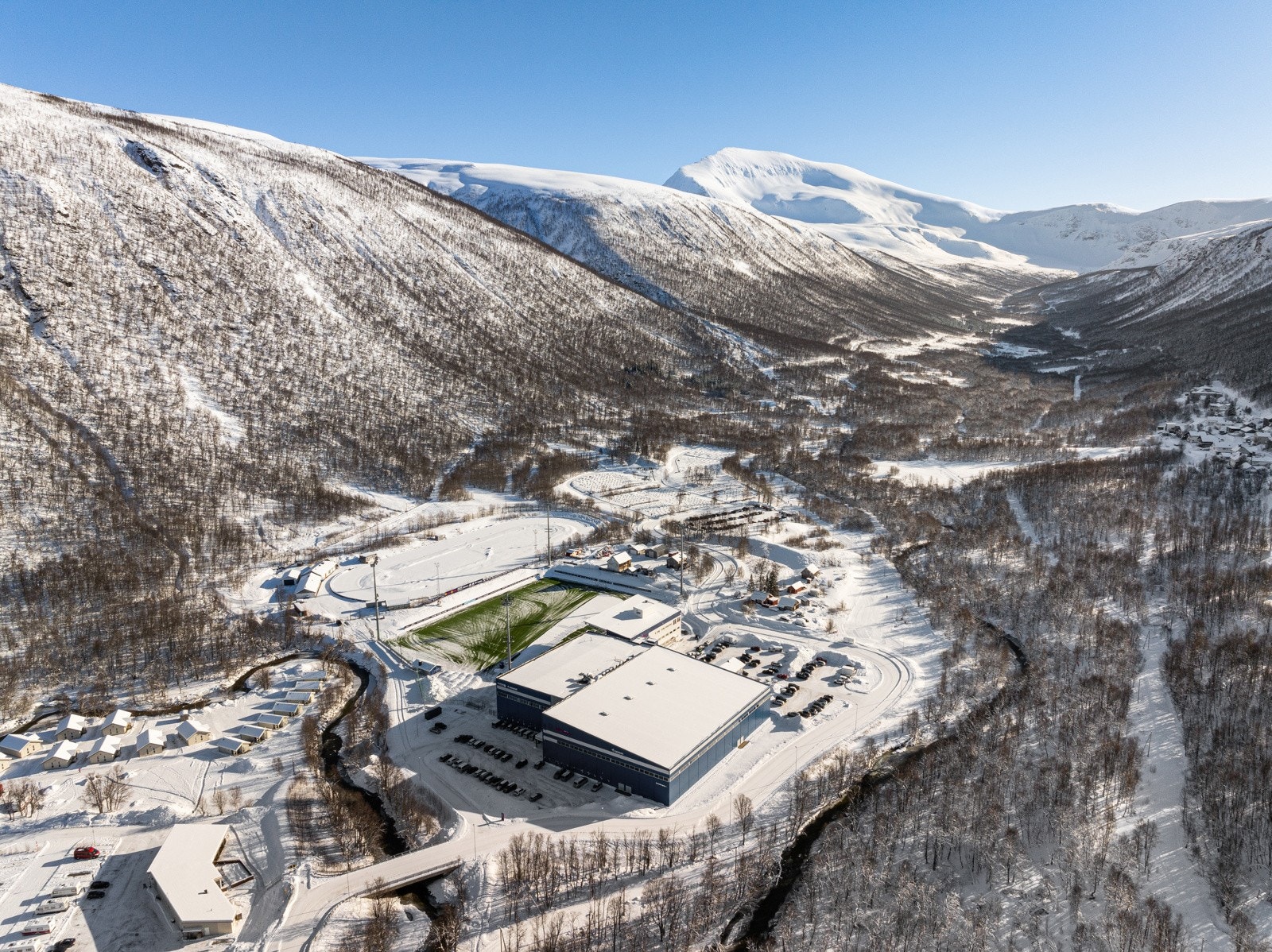 TUIL Arena, med aktivitetsmuligheter som fotball, ski og turn, ligger nærmest i umiddelbar nærhet. Galleribilde