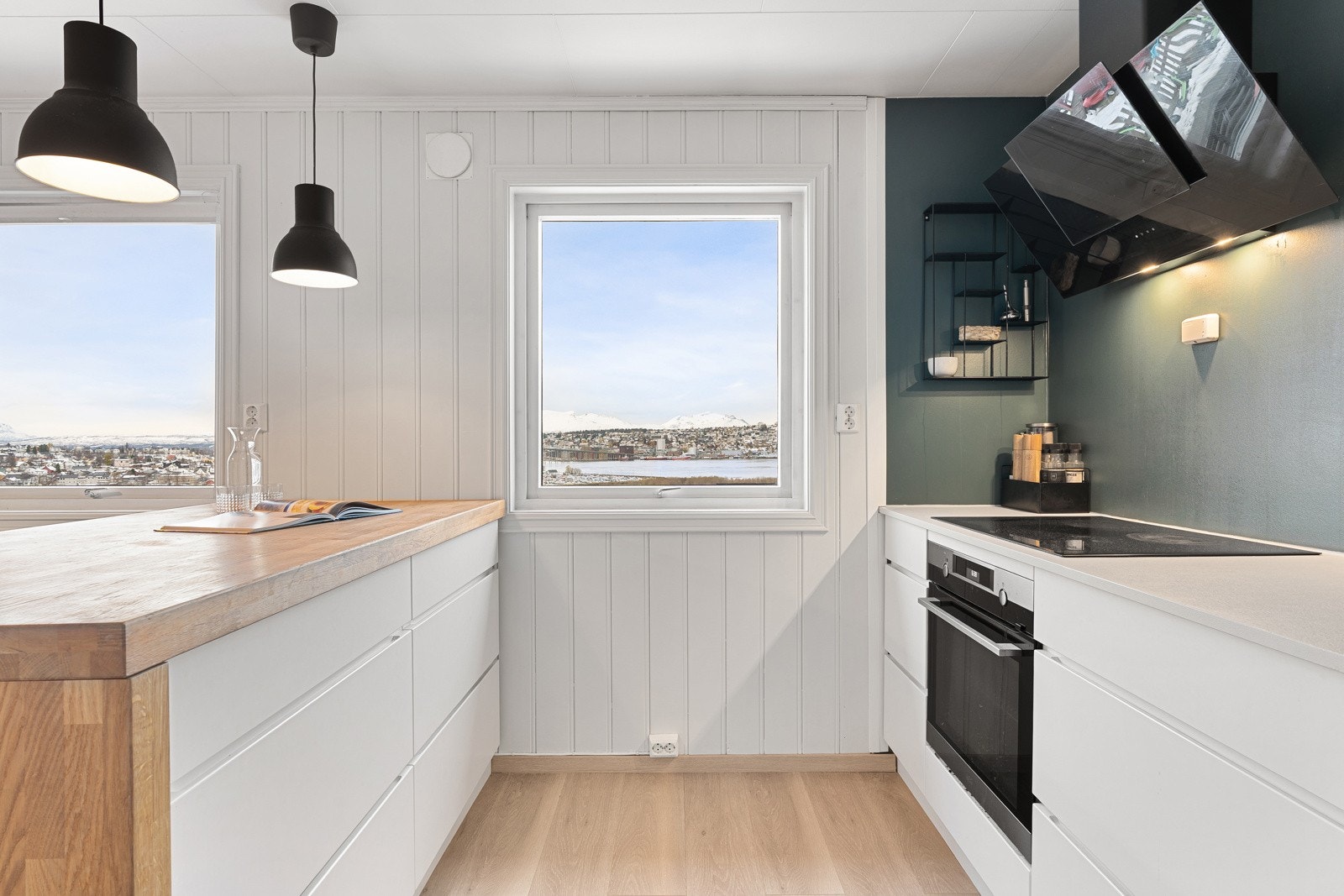 Alt man trenger av integrerte hvitevarer som stekeovn, platetopp, oppvaskmaskin, samt kombiskap med kjøl/frys. Galleribilde