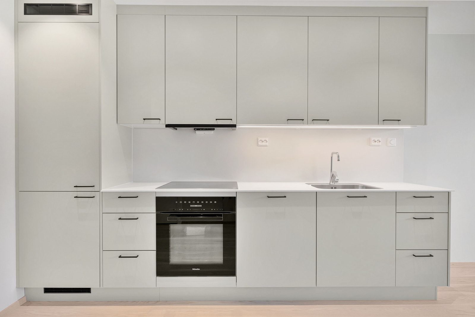 Lekkert kvalitetskjøkken fra Fossline med integrerte hvitevarer fra Miele
Bilder er fra tilsvarende leilighet i prosjektet Galleribilde