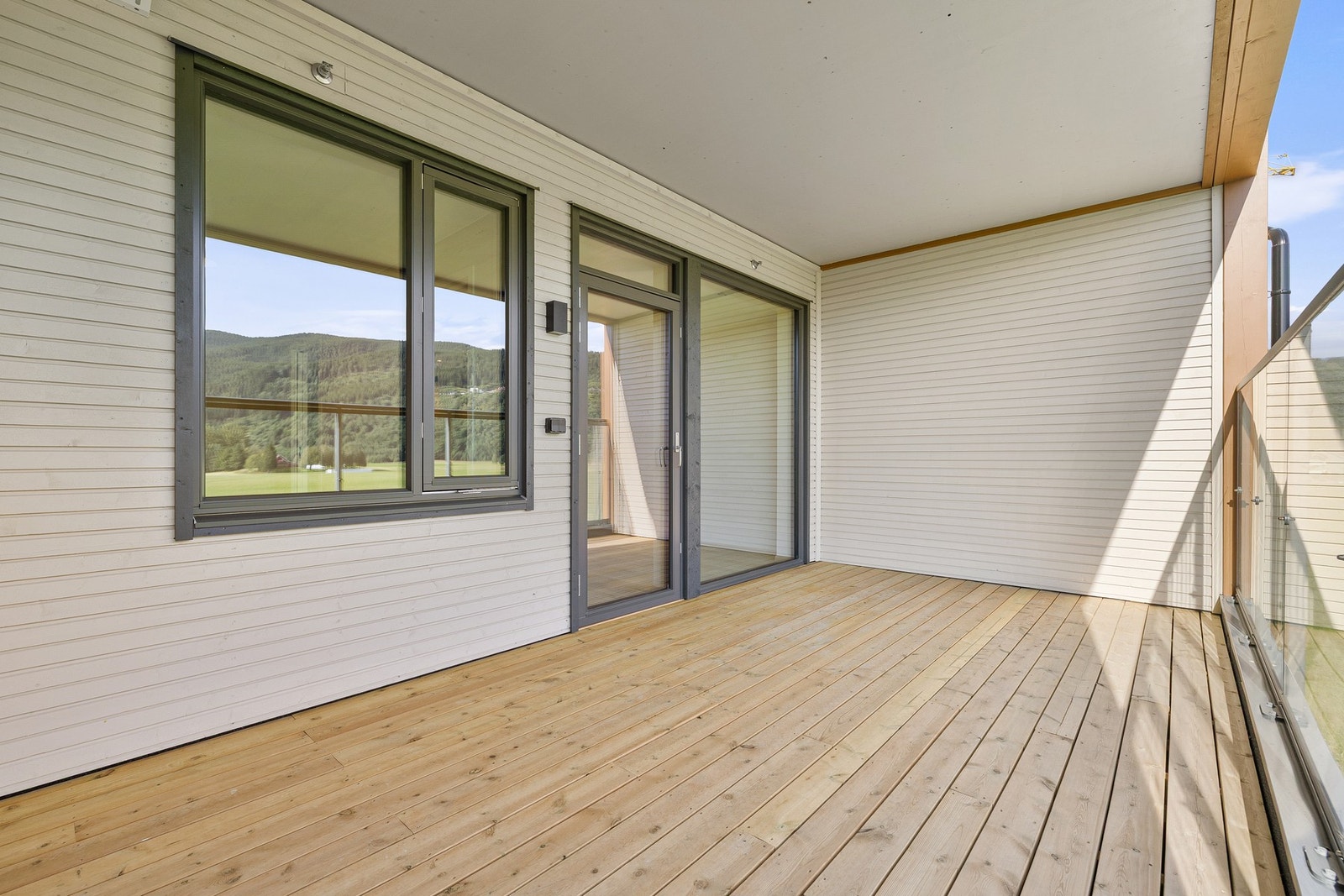 Store vindusflater som sørger for godt med naturlig lysinnslipp. Galleribilde