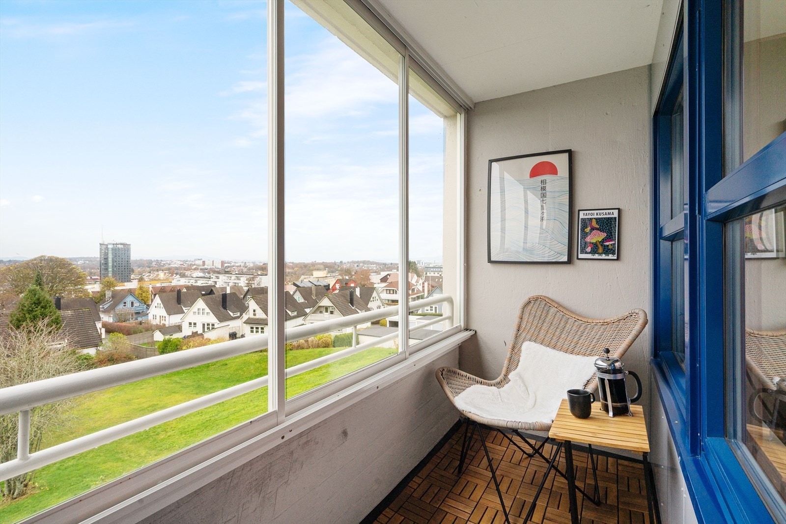 Leilighetens flotte uteområder består av to innglasset balkonger som har retning sør og sørvendt. Galleribilde