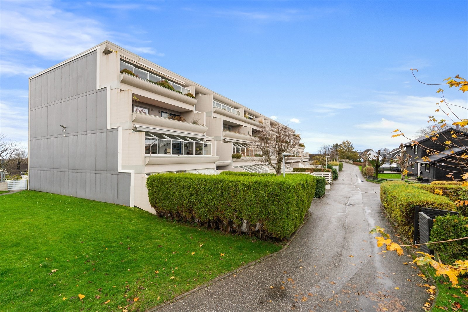 Leiligheten disponerer parkeringplass i lukket anlegg. Galleribilde